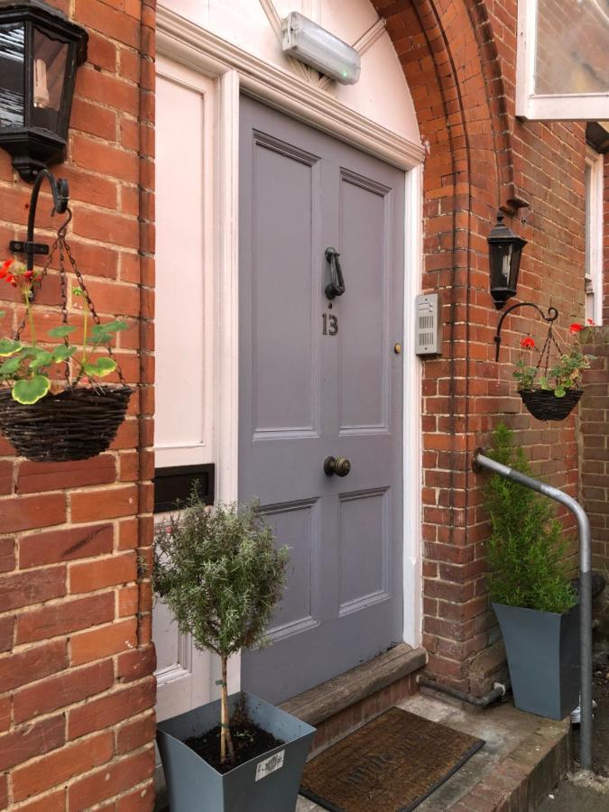 Canterbury Accommodations With Free Car Park Onsite And High Speed Wifi ภายนอก รูปภาพ