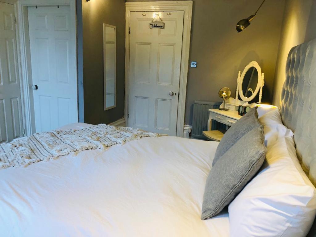 Canterbury Accommodations With Free Car Park Onsite And High Speed Wifi ภายนอก รูปภาพ