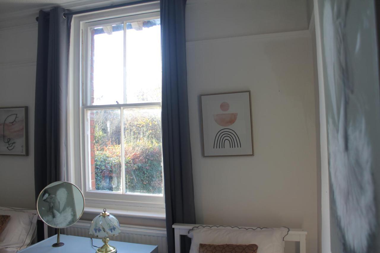Canterbury Accommodations With Free Car Park Onsite And High Speed Wifi ภายนอก รูปภาพ
