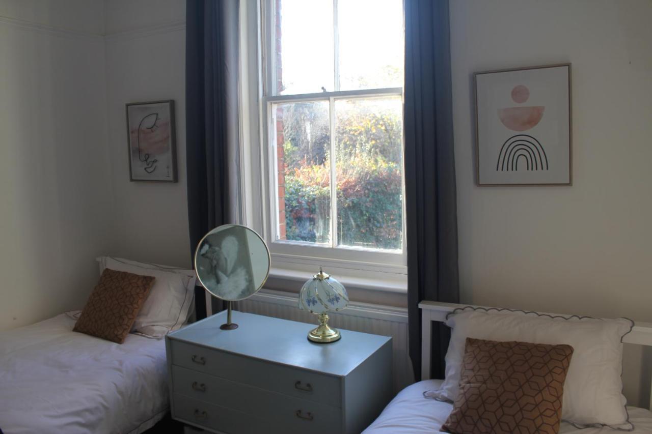 Canterbury Accommodations With Free Car Park Onsite And High Speed Wifi ภายนอก รูปภาพ